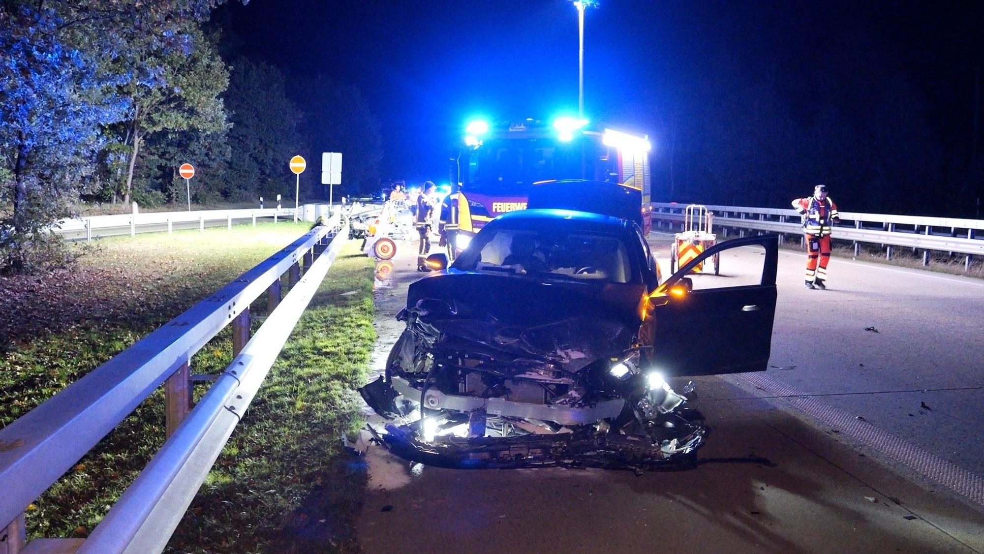 Rettungskräfte sind an einer Unfallstelle auf der Autobahn 1 (A1) im Einsatz.