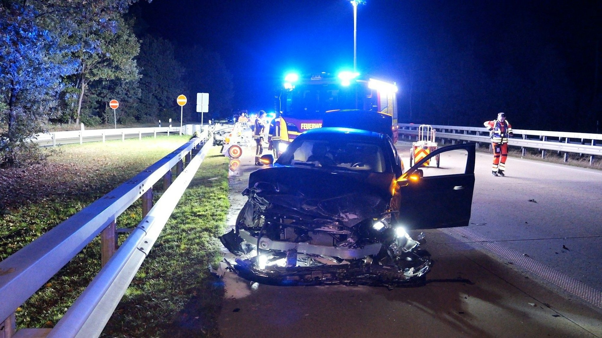 Rettungskräfte sind an einer Unfallstelle auf der Autobahn 1 (A1) im Einsatz.