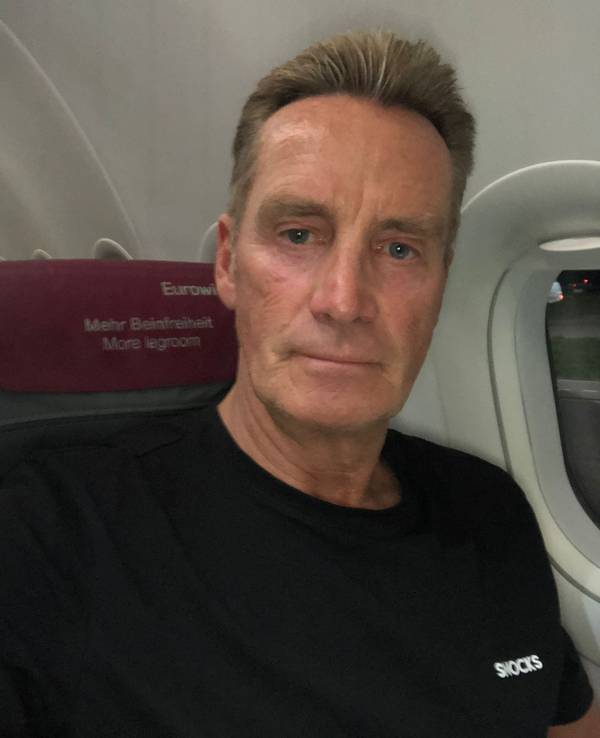 Jürgen Milski sitzt in einem Flugzeug.