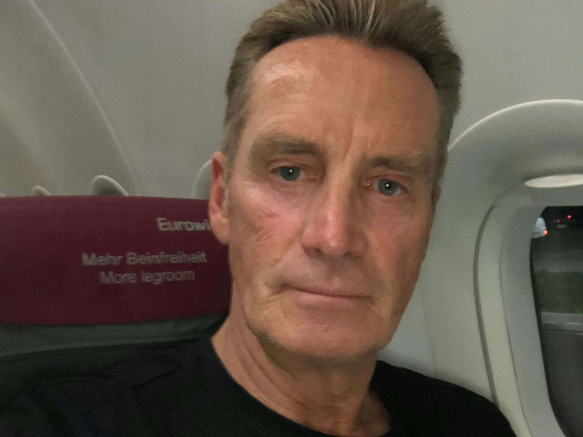 Jürgen Milski sitzt in einem Flugzeug.