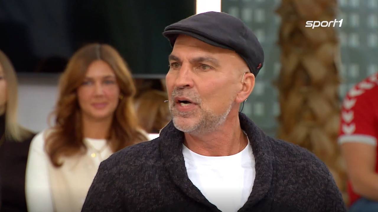 Markus Babbel sitzt mit Kappe in der „Doppelpass“-Sendung.