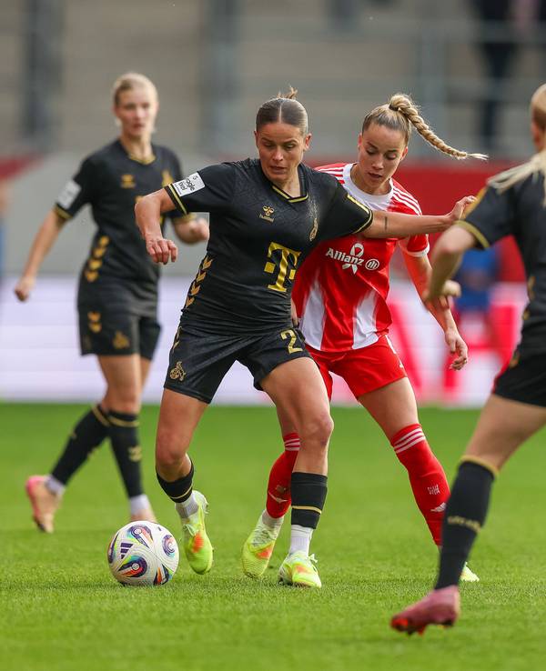 Giulia Gwinn (M.) und Laura Feiersinger (l.) im Zweikampf um den Ball.