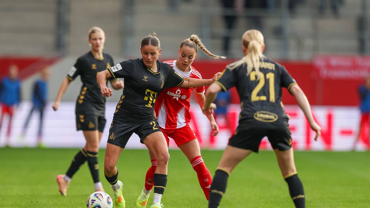 Giulia Gwinn (M.) und Laura Feiersinger (l.) im Zweikampf um den Ball.