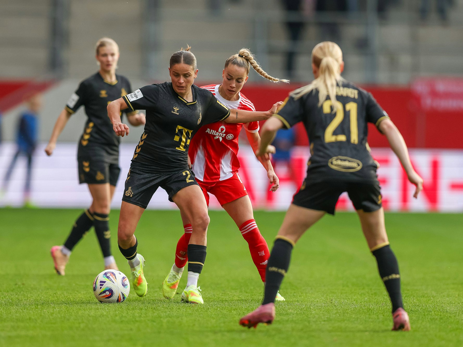 Giulia Gwinn (M.) und Laura Feiersinger (l.) im Zweikampf um den Ball.