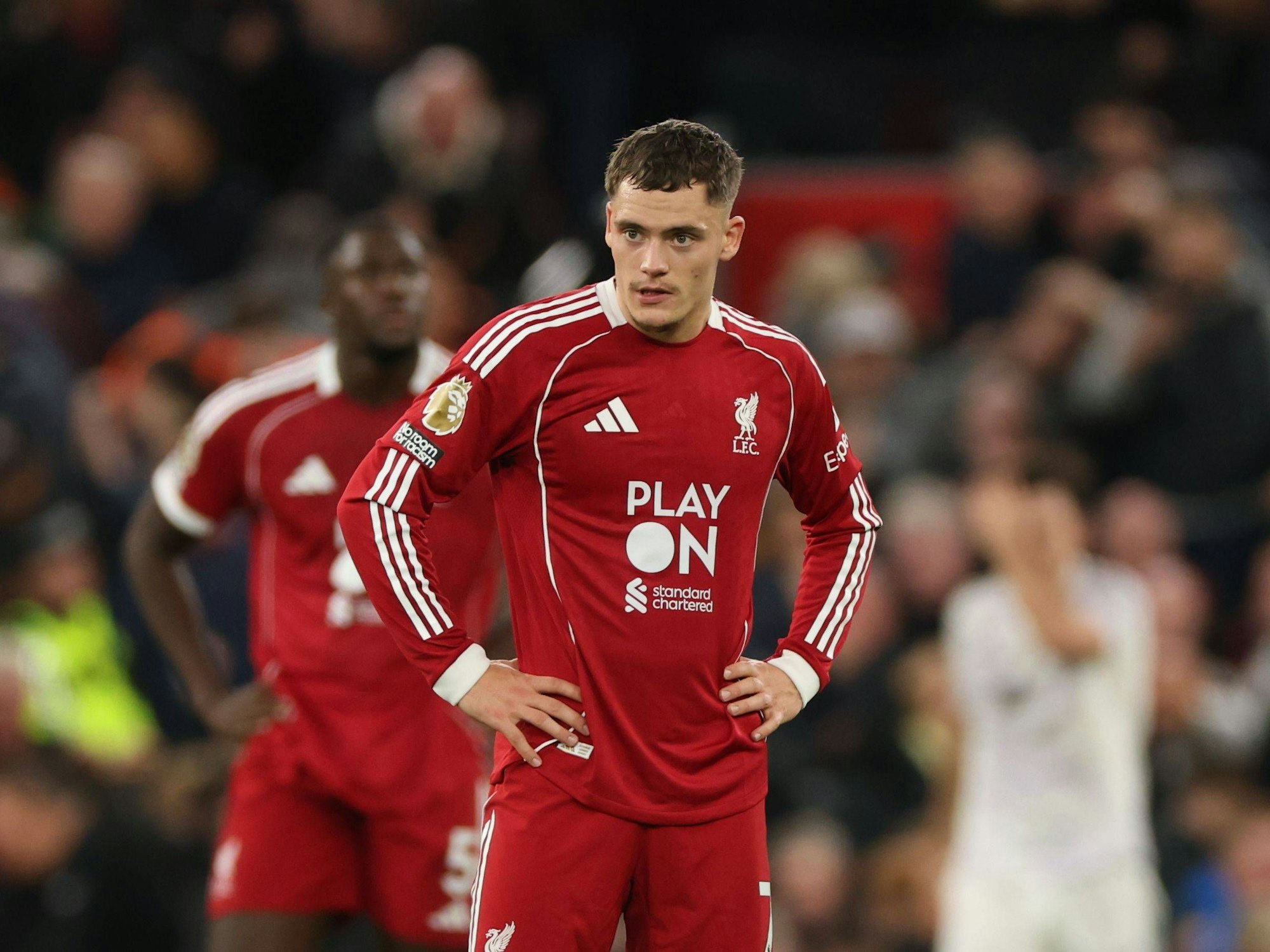 Florian Wirtz stemmt die Arme in die Hüfte.