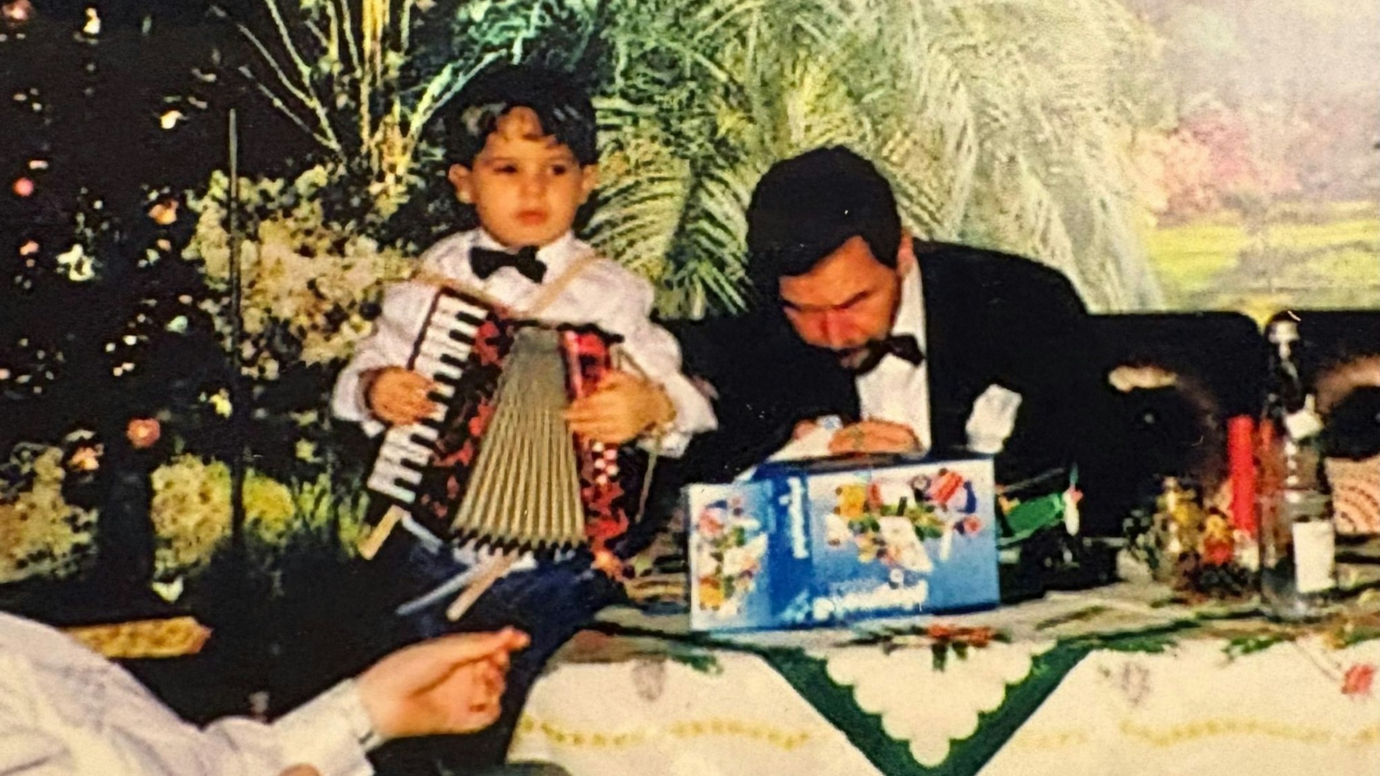 Björn Heuser spielt an seinem ersten Akkordeon.