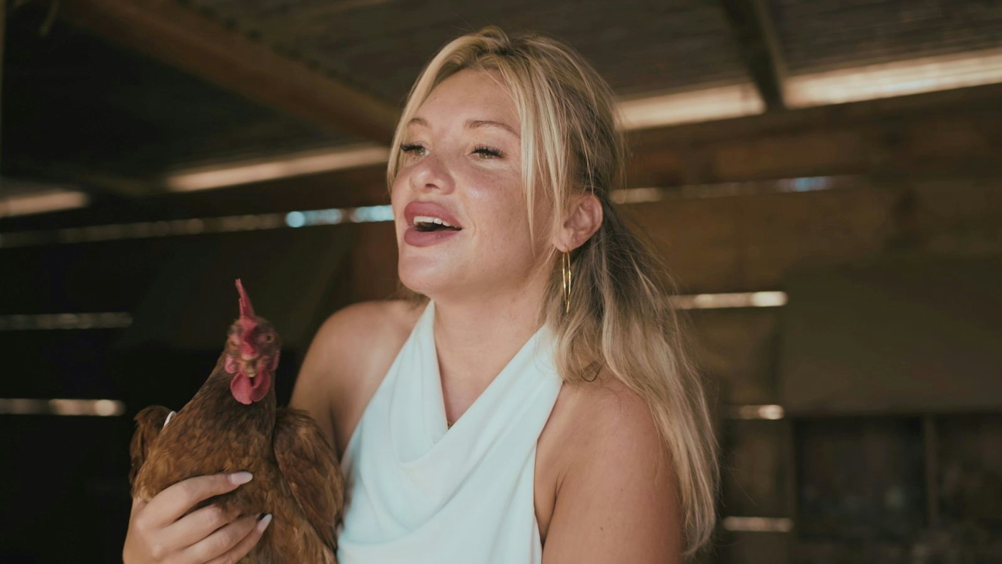 Mit einem Huhn auf dem Arm ist Evelyn Burdecki glücklich. (Bild: Sky/B 28)