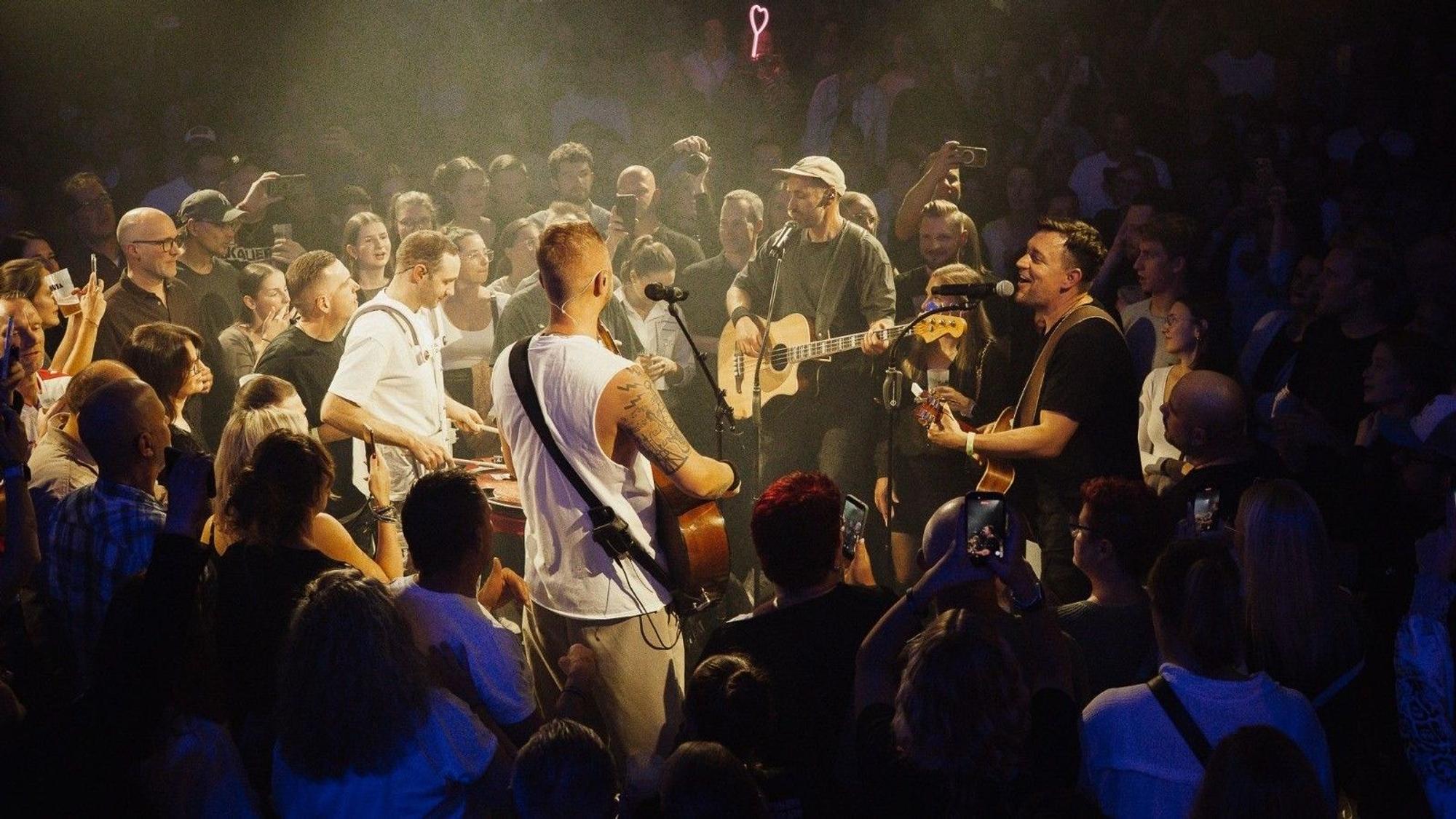 Die Band Fiasko beim Konzert im Gloria zwischen den Fans.