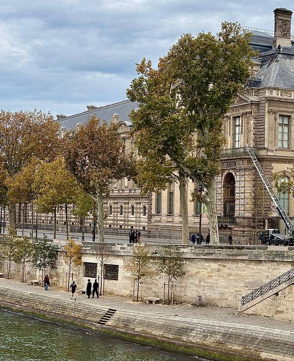 Am Louvre steht ein Lastenaufzug, der von der Straße bis zu einem Balkon des Gebäudes reicht.