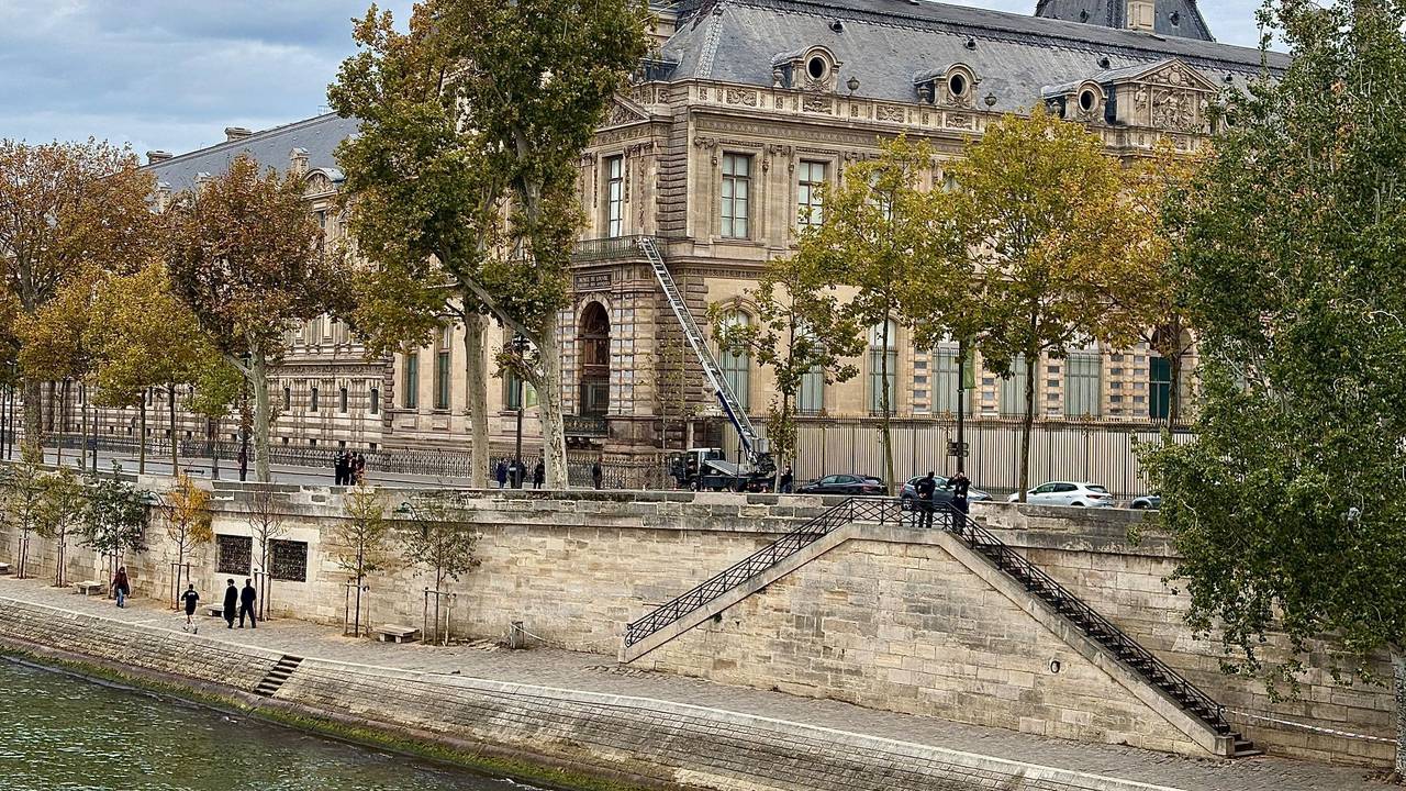 Am Louvre steht ein Lastenaufzug, der von der Straße bis zu einem Balkon des Gebäudes reicht.