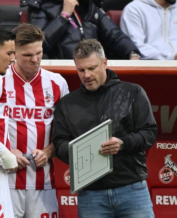 Said El Mala und Marius Bülter bekommen vor Ihrer Einwechslung von Köln-Trainer Lukas Kwasniok die letzten Anweisungen.