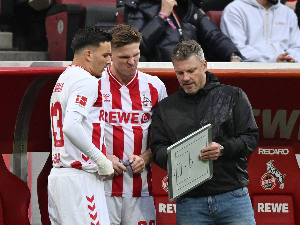 Said El Mala und Marius Bülter bekommen vor Ihrer Einwechslung von Köln-Trainer Lukas Kwasniok die letzten Anweisungen.