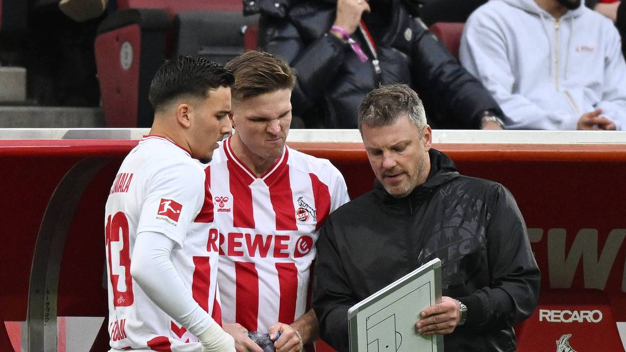 Said El Mala und Marius Bülter bekommen vor Ihrer Einwechslung von Köln-Trainer Lukas Kwasniok die letzten Anweisungen.