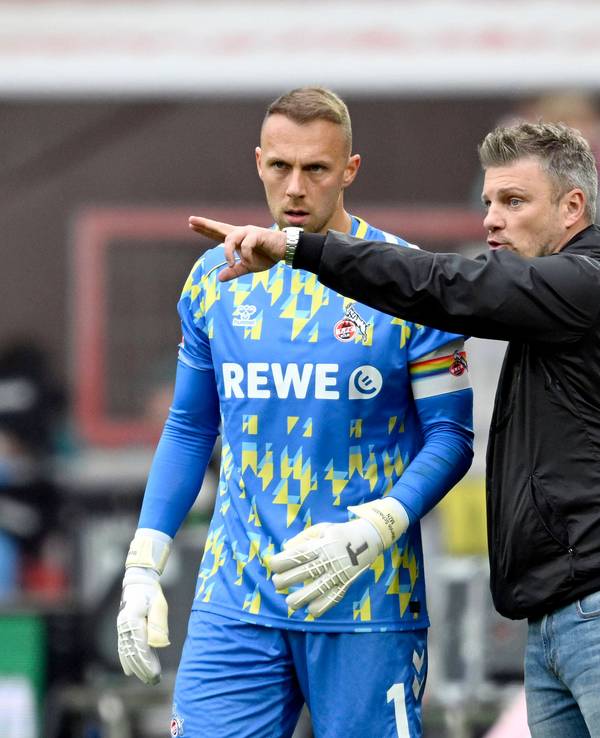 Trainer Lukas Kwasniok (1. FC Köln) sprach am 18. Oktober 2025 am Seitenrand länger mit Torwart und Kapitän Marvin Schwäbe beim Spiel gegen den FC Augsburg (1:1).