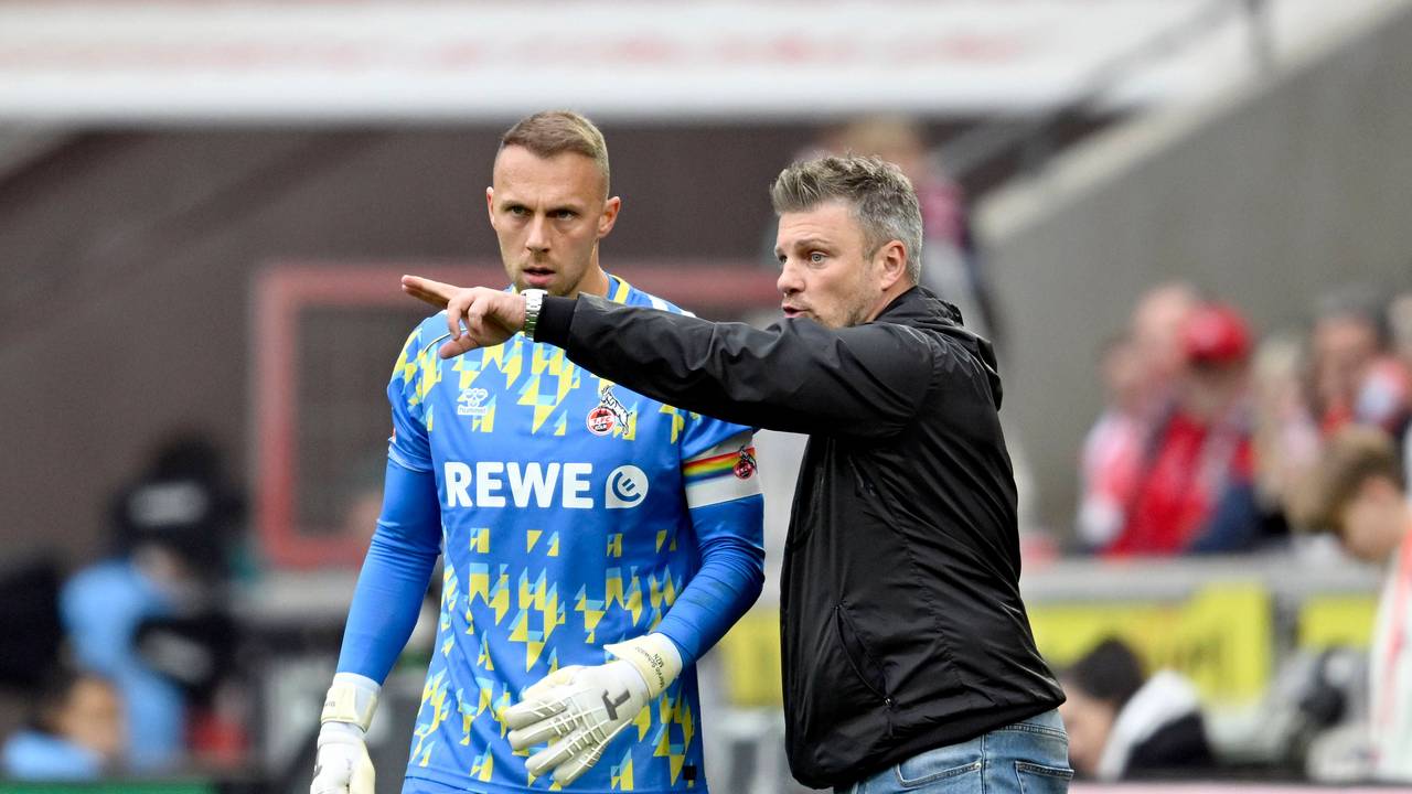 Trainer Lukas Kwasniok (1. FC Köln) sprach am 18. Oktober 2025 am Seitenrand länger mit Torwart und Kapitän Marvin Schwäbe beim Spiel gegen den FC Augsburg (1:1).