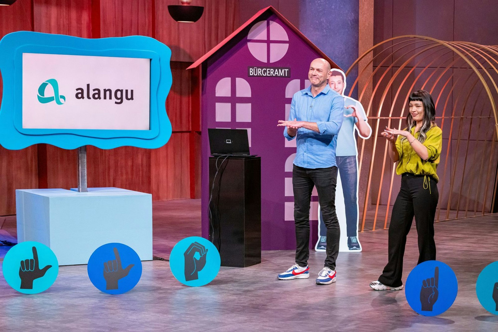 Sag's mit Gebärden: Die „Alangu“-Präsentation, in der es um Alltagshilfe für taube Menschen ging, bewegte die Investoren sehr. Geld wollten sie trotzdem nicht lockermachen. (Bild:  RTL / Bernd-Michael Maurer )