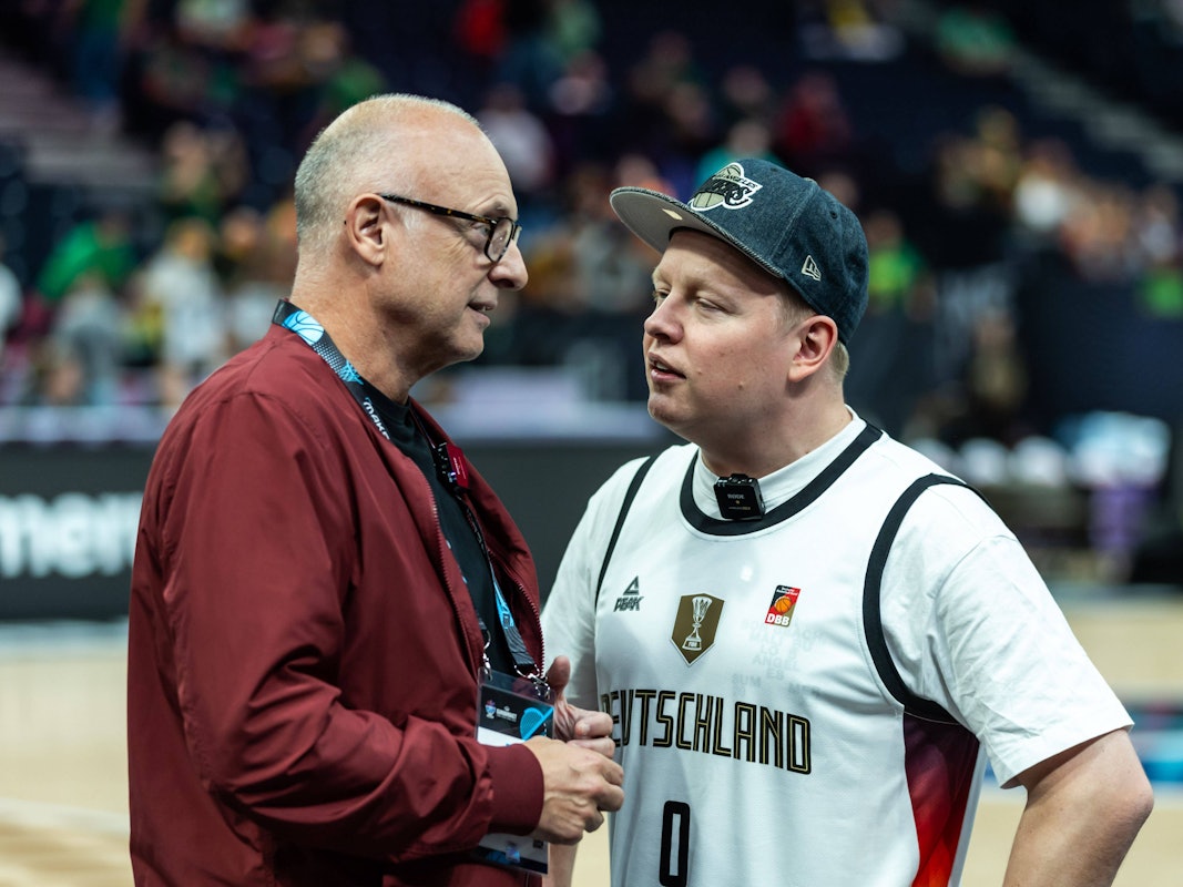 Frank Buschmann und Florian Schmidt-Sommerfeld unterhalten sich am Spielfeldrand.
