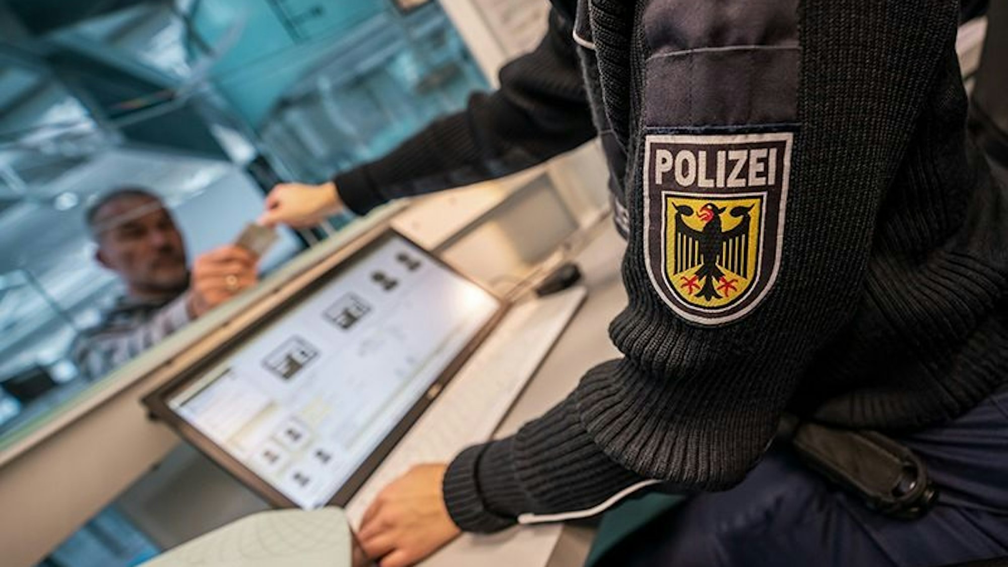BPOL NRW: Bundespolizei deckt umfangreiche Dokumentenfälschung bei Einreisekontrolle am Flughafen Köln/Bonn auf - 33-Jähriger zurückgewiesen