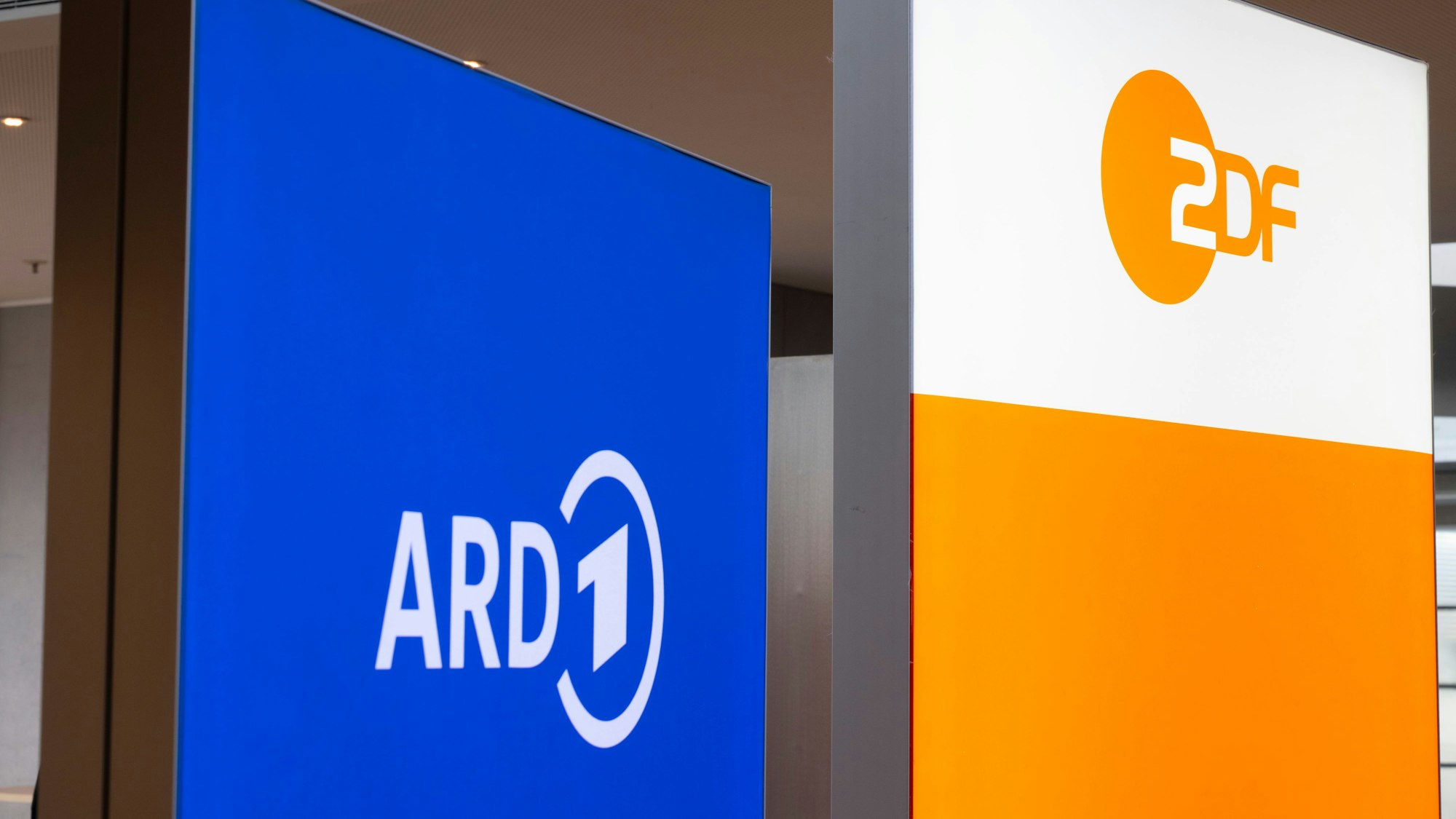 Die Logos von ARD und ZDF. Was die Führungskräfte der Sender 2024 verdient haben, wurde jetzt offengelegt.