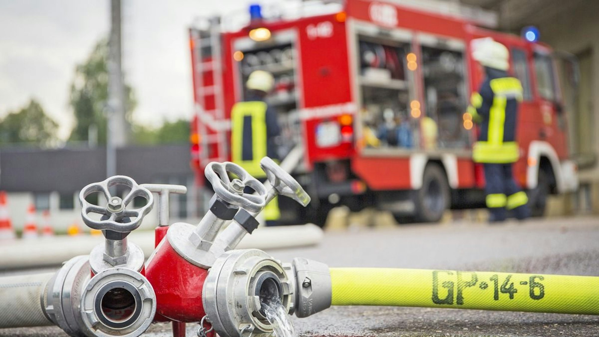 Eine Drehleiter der Feuerwehr vor einem Haus.