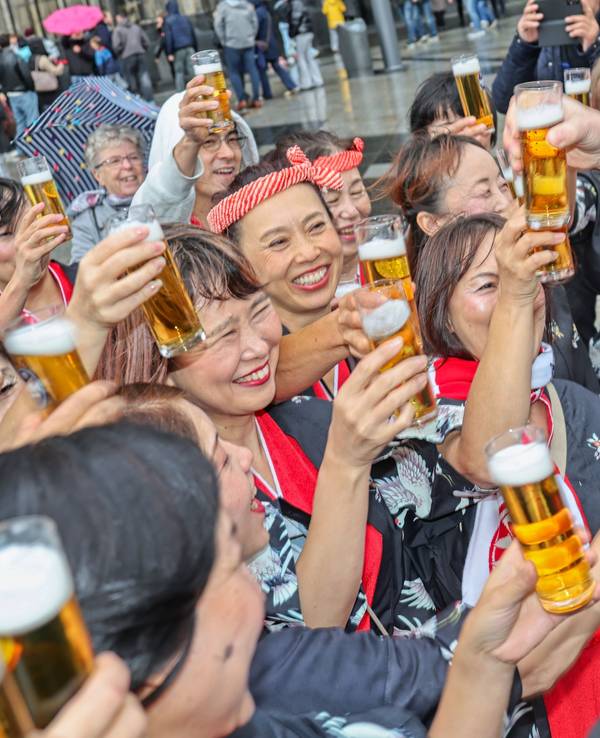 Rund 40 Sängerinnen und Sänger des japanischen Akchor stimmten vor dem Kölner Dom den kölschen Mega-Hit „Stääne“ der Klüngelköpp an.