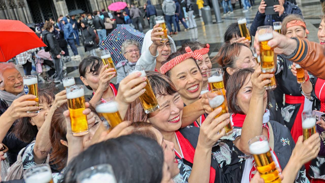 Rund 40 Sängerinnen und Sänger des japanischen Akchor stimmten vor dem Kölner Dom den kölschen Mega-Hit „Stääne“ der Klüngelköpp an.