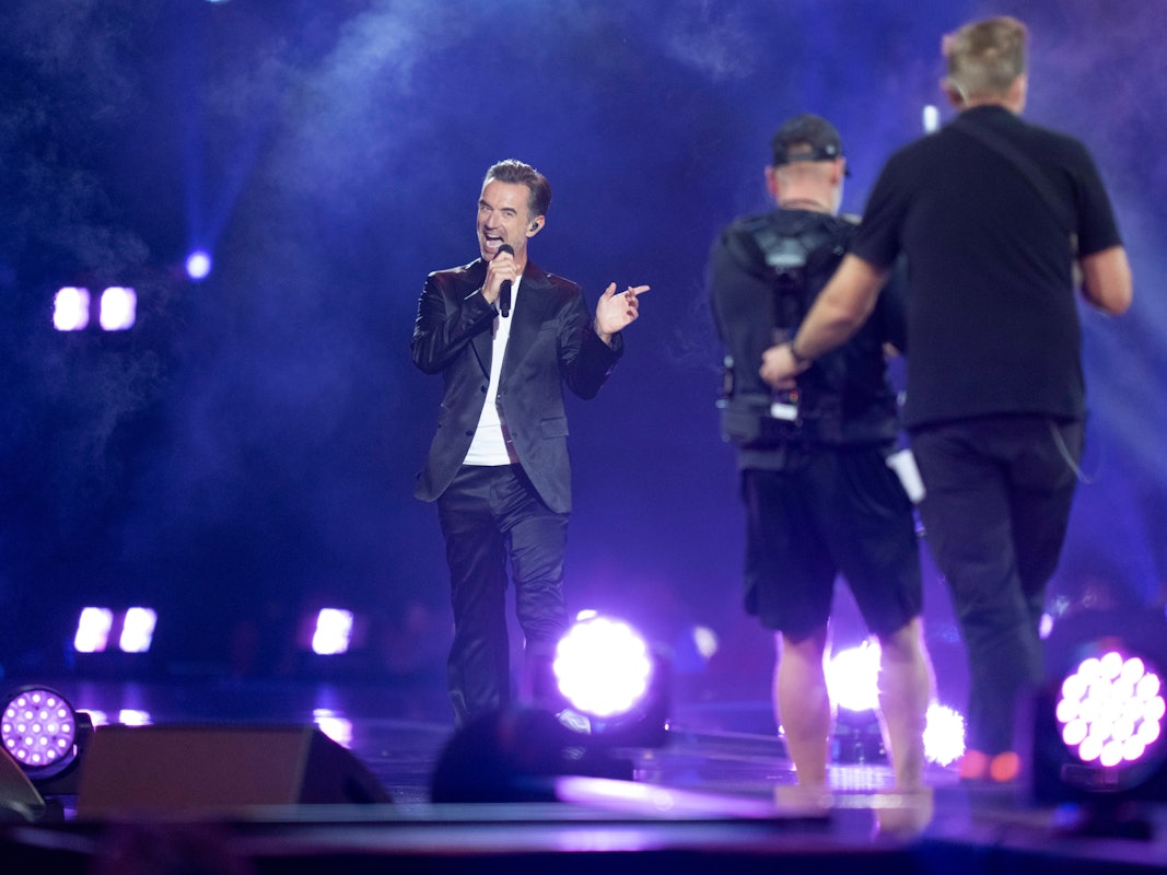 Florian Silbereisen gestikuliert auf der Bühne des Schlagerbooom 2025