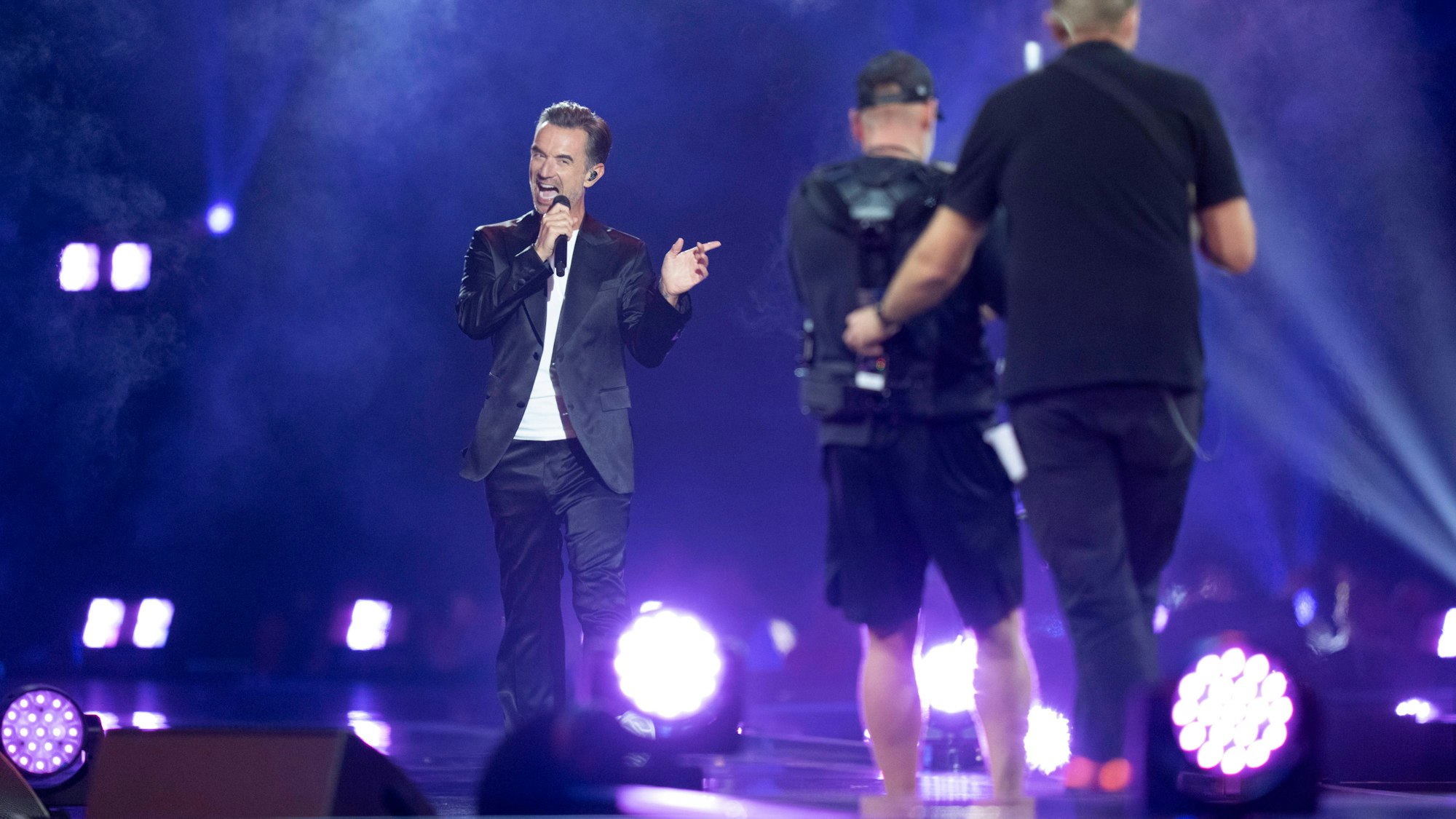 Florian Silbereisen gestikuliert auf der Bühne des Schlagerbooom 2025