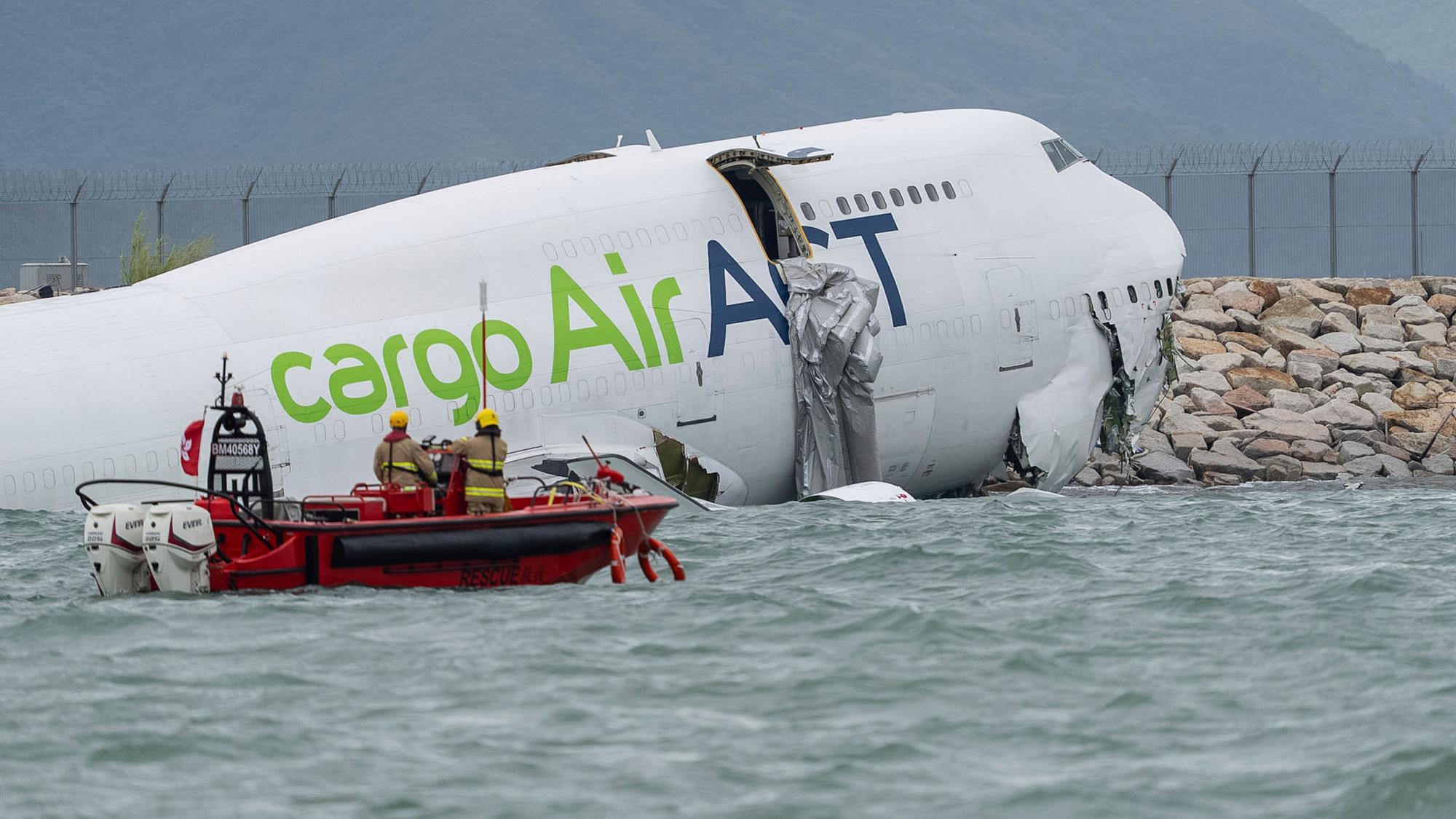 Rettungskräfte nähern sich dem Frachtflugzeug.