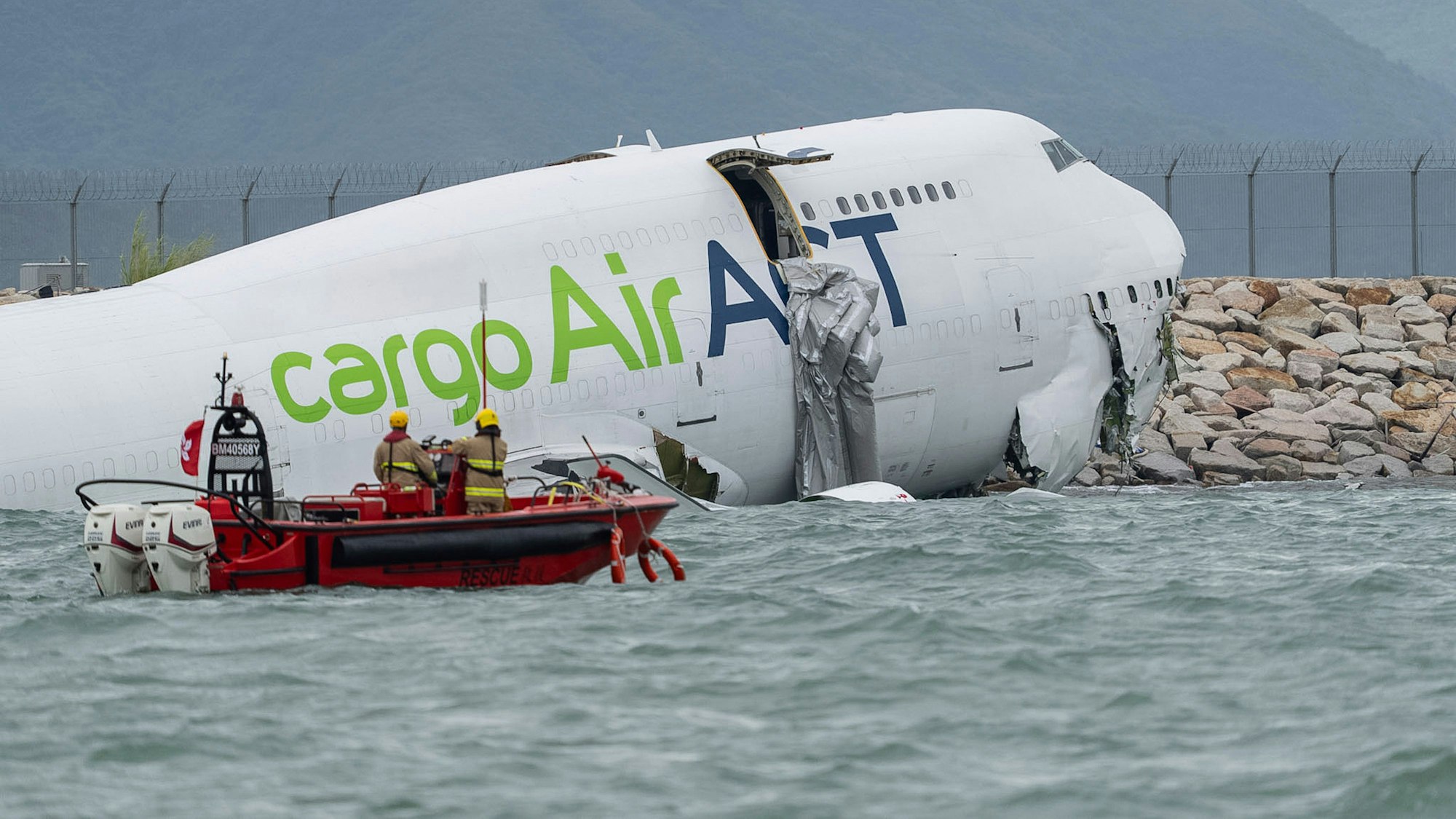 Rettungskräfte nähern sich dem Frachtflugzeug.