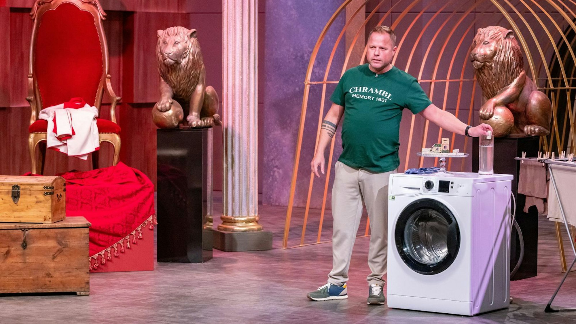 Diesmal stellt der „Seifenkaiser“ einen Seifenwürfel vor, der wie eine Art Teebeutel in die Waschmittelschublade einer Waschmaschine eingelegt werden kann. Eine nachhaltige Idee. Aber überzeugt sie auch? (Bild: RTL / Bernd-Michael Maurer )