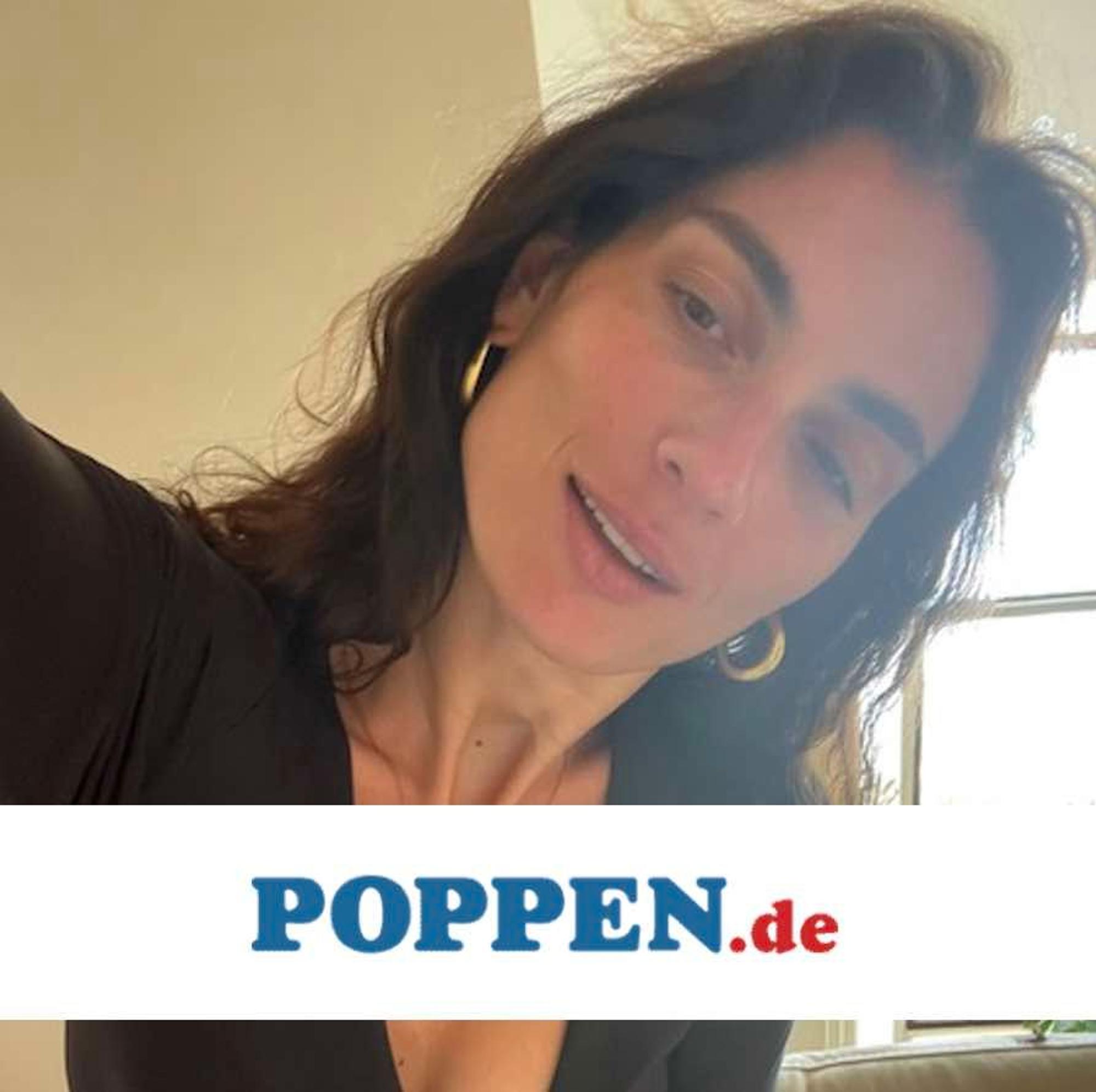 Brünette Frau mit goldenen Ohrringen.
