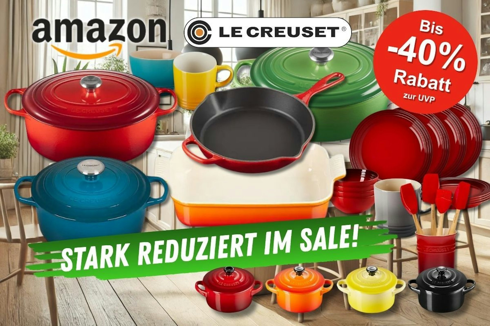 Le Creuset Kochgeschirr in verschiedenen Farben und Modellen, darunter Bräter, Pfannen, Tassen und Auflaufformen – in Rot, Blau, Grün und Orange vor einem Küchenhintergrund.