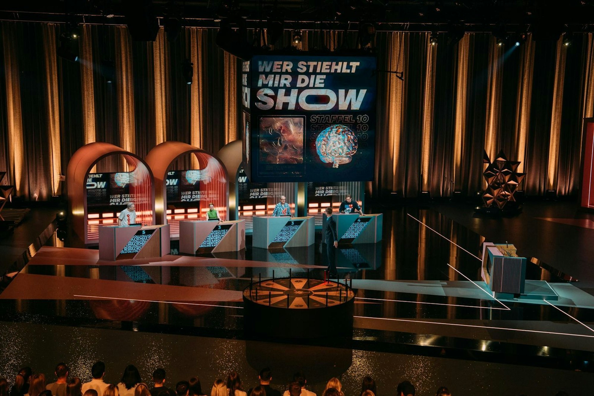 Seit 2021 zeigt ProSieben die Quizshow mit wechselnden Rateteams. (Bild: Joyn / Julian Mathieu)