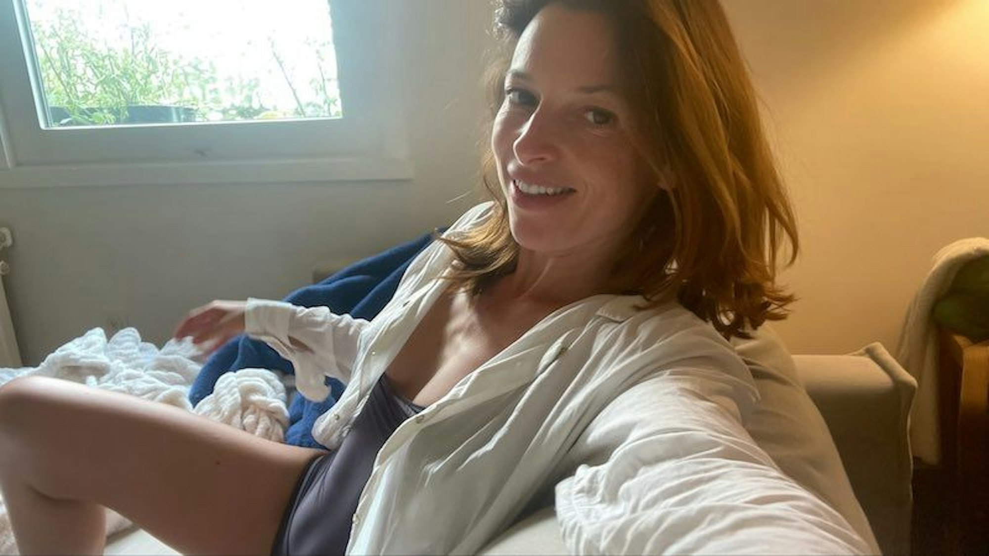 Brünette Frau zu Hause