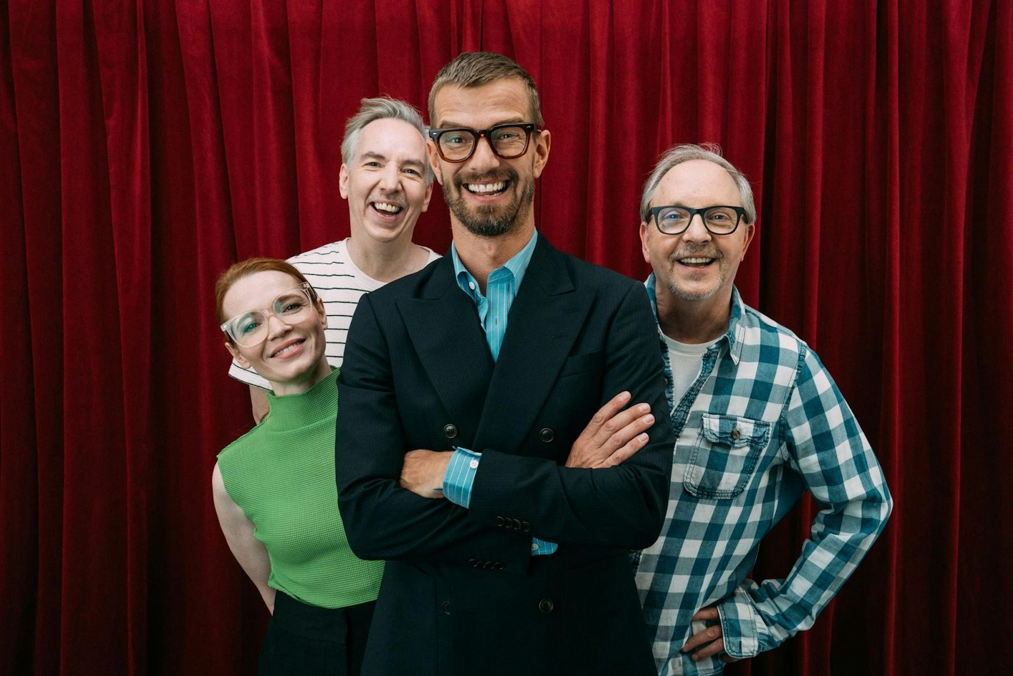 Sie quizzen gegeneinander in der zehnten Staffel von „Wer stiehlt mir die Show?“, von links: Karoline Herfurth, Olli Schulz, Joko Winterscheid und Olli Dittrich. (Bild: Joyn / Julian Mathieu)