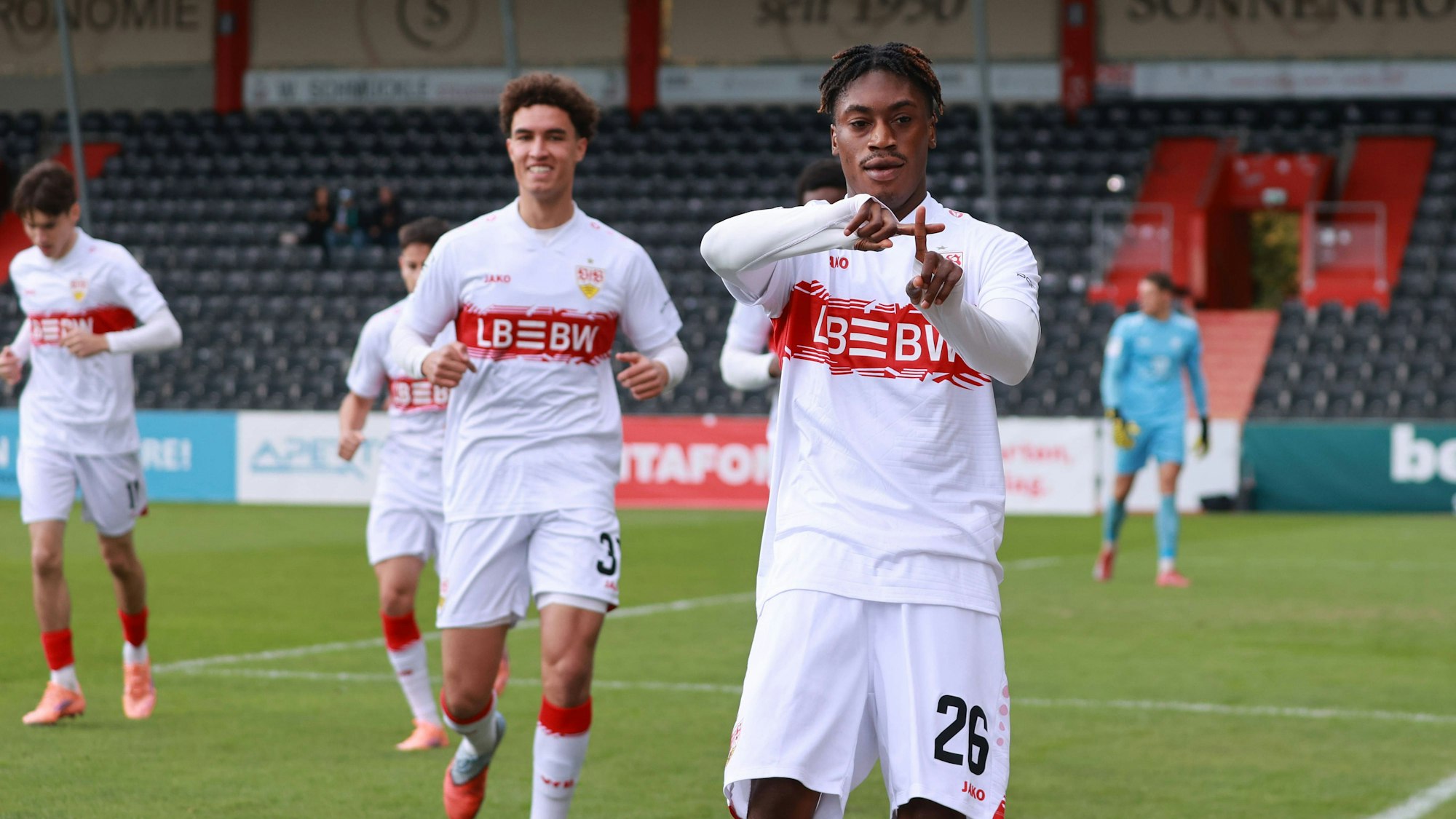 Justin Diehl jubelt im Trikot des VfB Stuttgart.