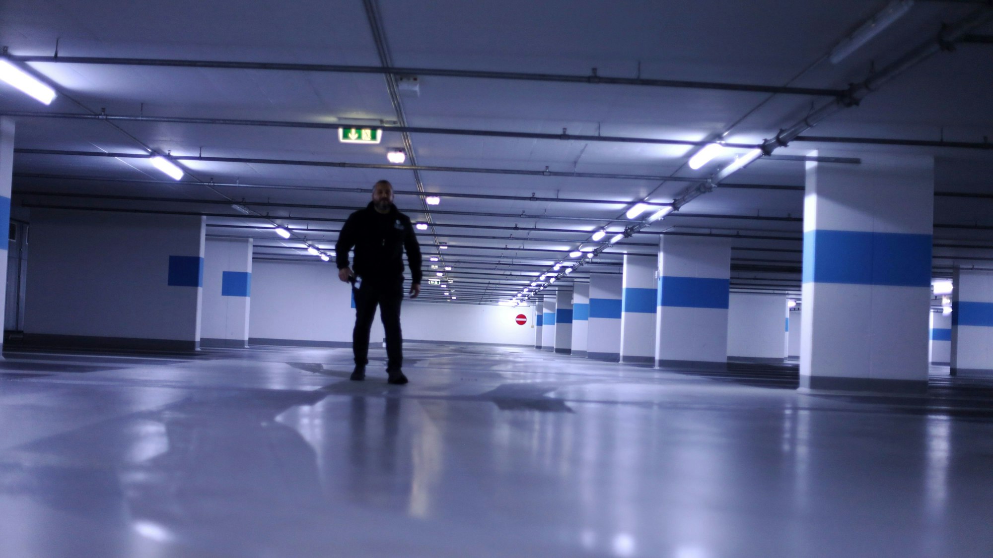 Eine Person steht auf einem Parkhausdeck.