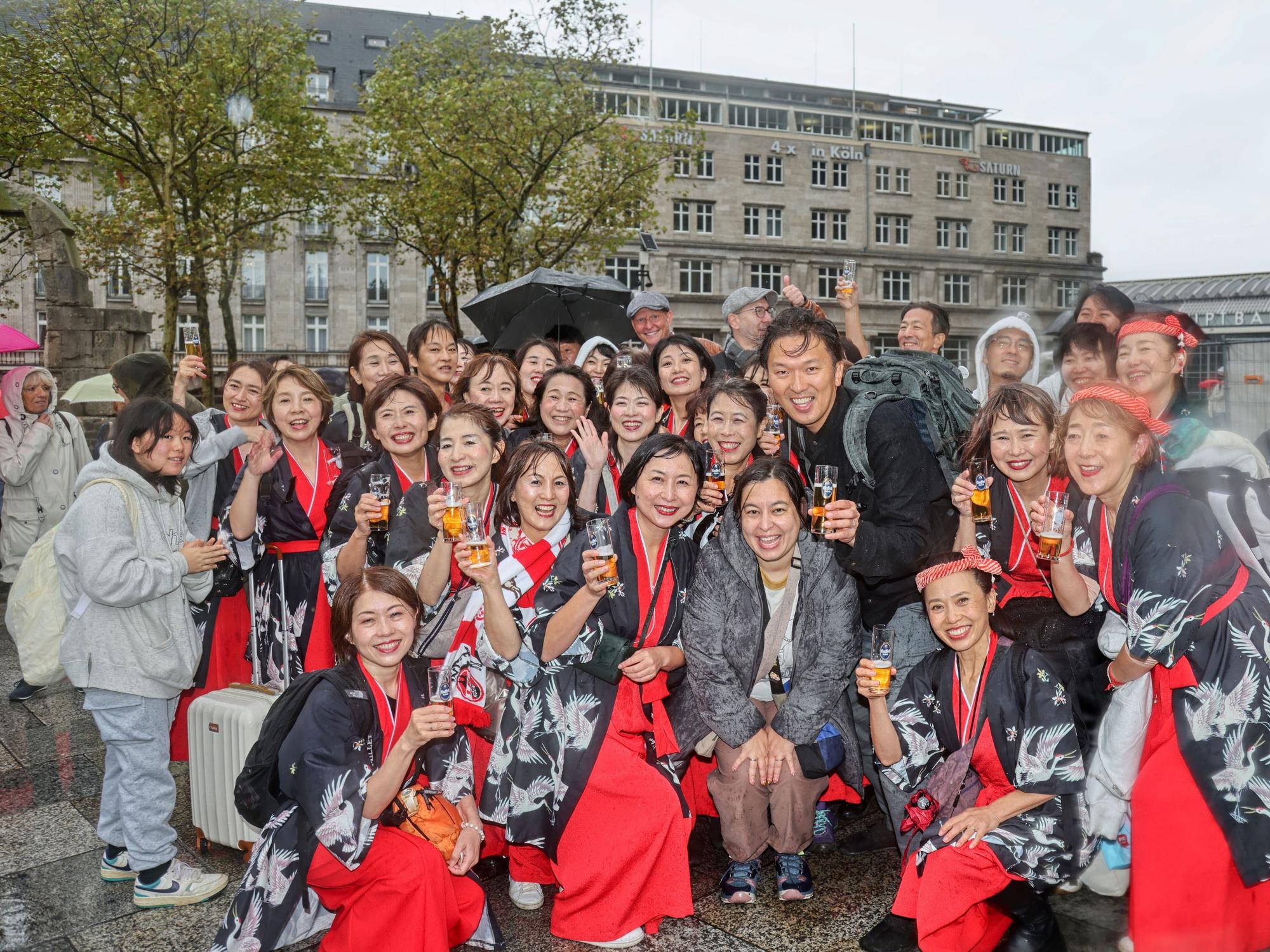 Seit sechs Jahren träumte Chorleiter Akihito Kinashi (M.) davon, mit seinem Chor vor dem Dom „Stääne“ zu singen. Nun erfüllte sich der Traum