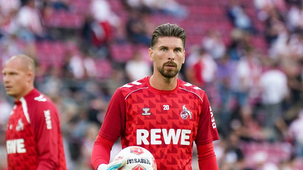 Ron-Robert Zieler hat einen Ball in seiner Hand und guckt in die Ferne.