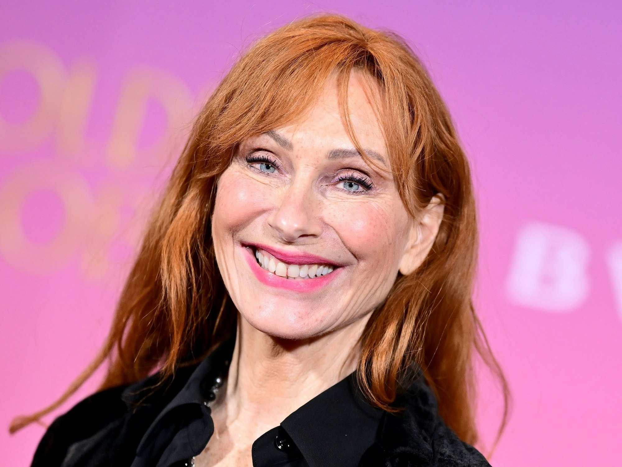 Andrea Sawatzki lacht in die Kamera.