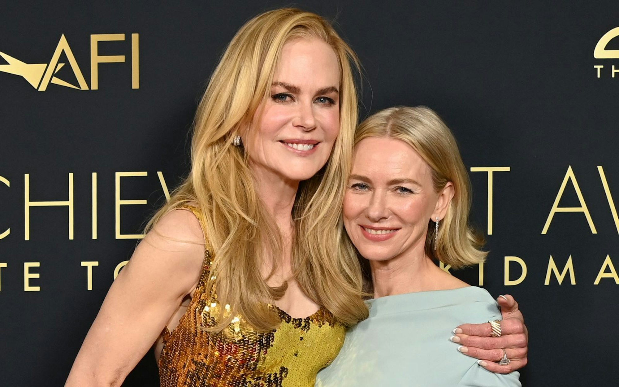 Hätten Sie es gewusst? Naomi Watts (links) und Nicole Kidman umarmen sich nicht (nur) für die Fotografen, sondern sind tatsächlich seit ihrer Jugend miteinander befreundet. (Bild: Jon Kopaloff/Getty Images for AFI)