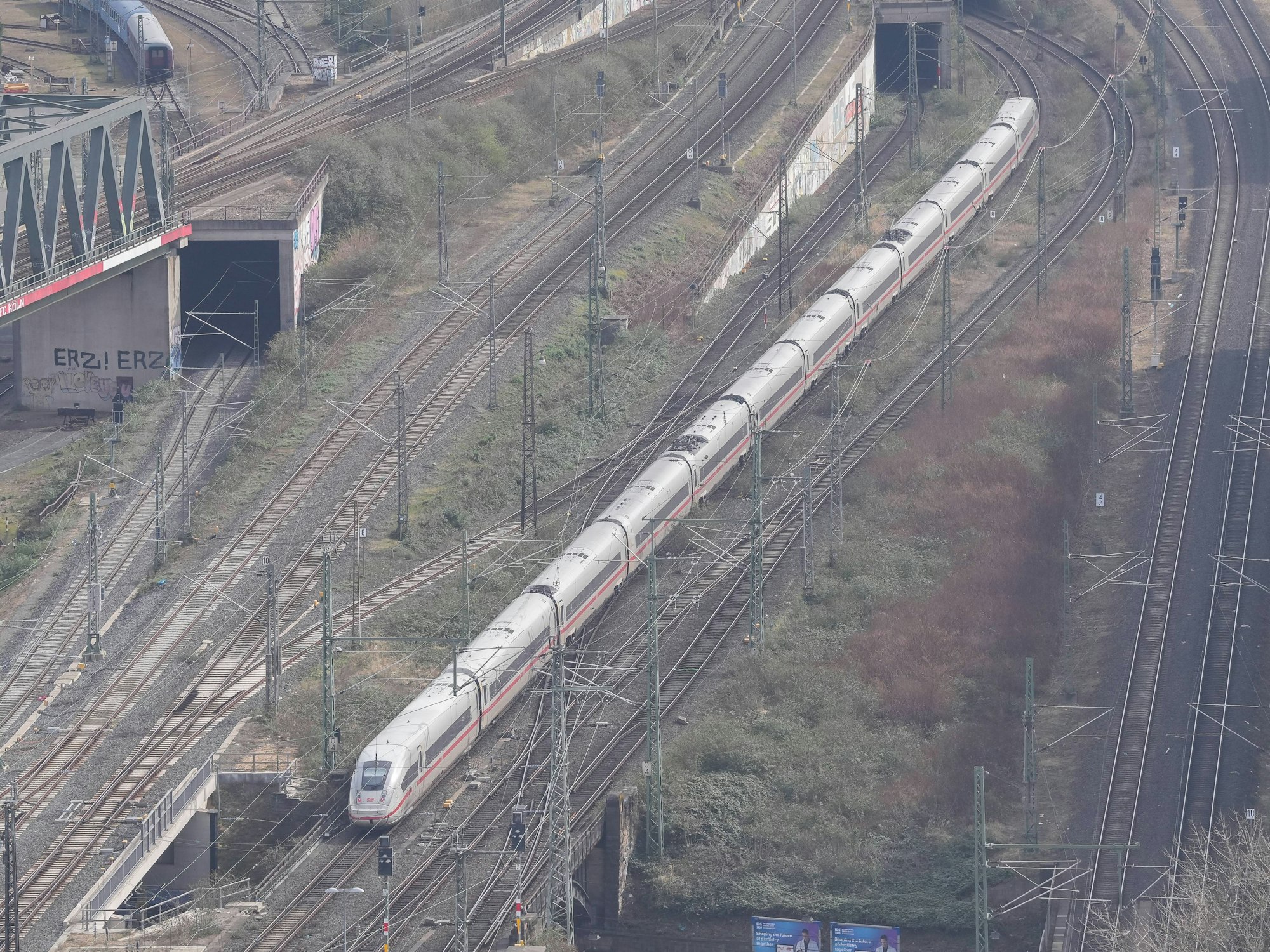 Ein ICE ist mit hoher Geschwindigkeit unterwegs