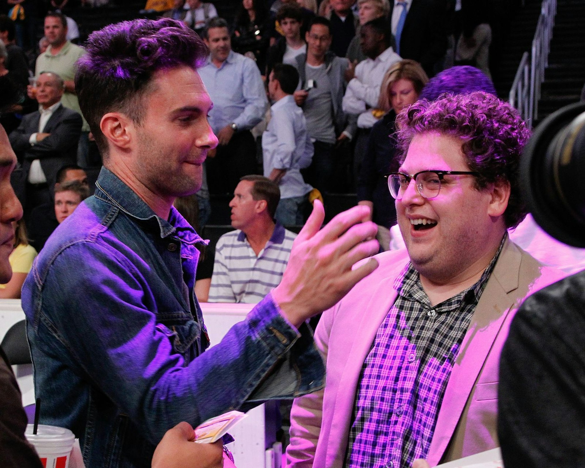Adam Levine (links), Sänger von Maroon 5, kennt US-Schauspieler Jonah Hill nicht bloß - sie sind auch ziemlich beste Freunde. (Bild: 2010 Getty Images/Noel Vasquez)