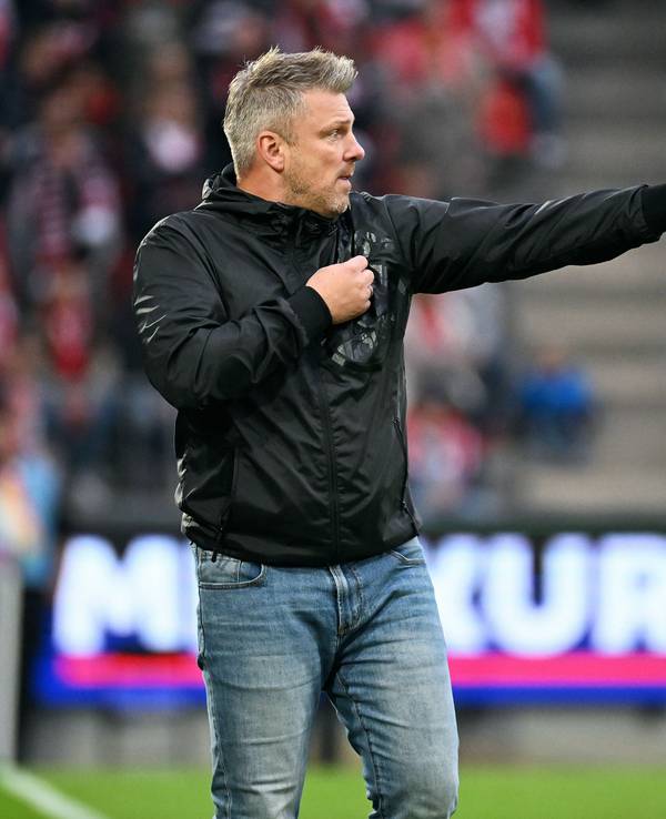 Lukas Kwasniok gibt Anweisungen an der Seitenlinie.