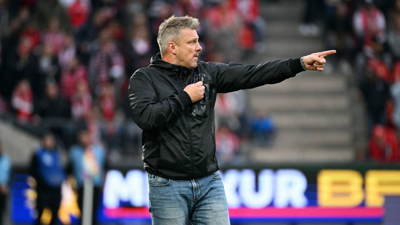 Lukas Kwasniok gibt Anweisungen an der Seitenlinie.