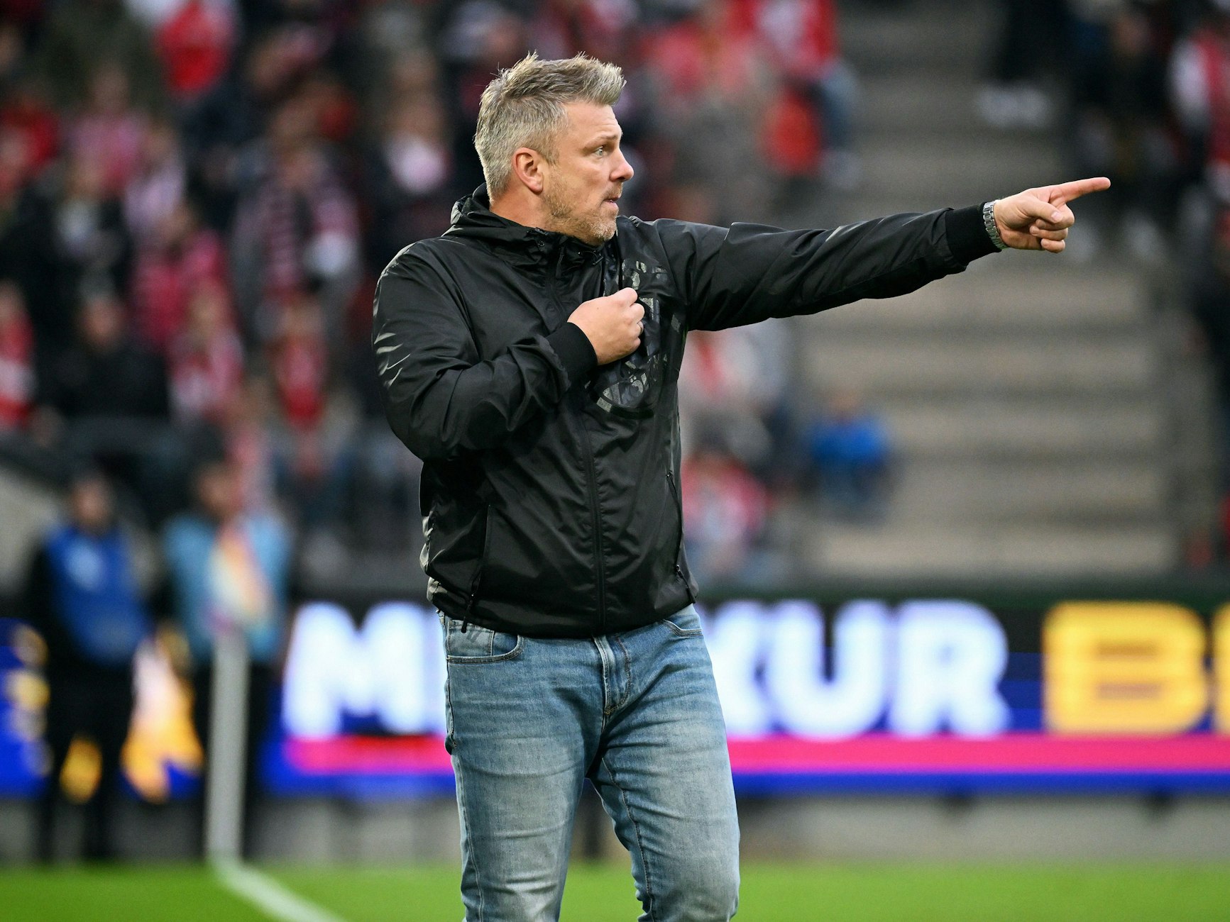 Lukas Kwasniok gibt Anweisungen an der Seitenlinie.