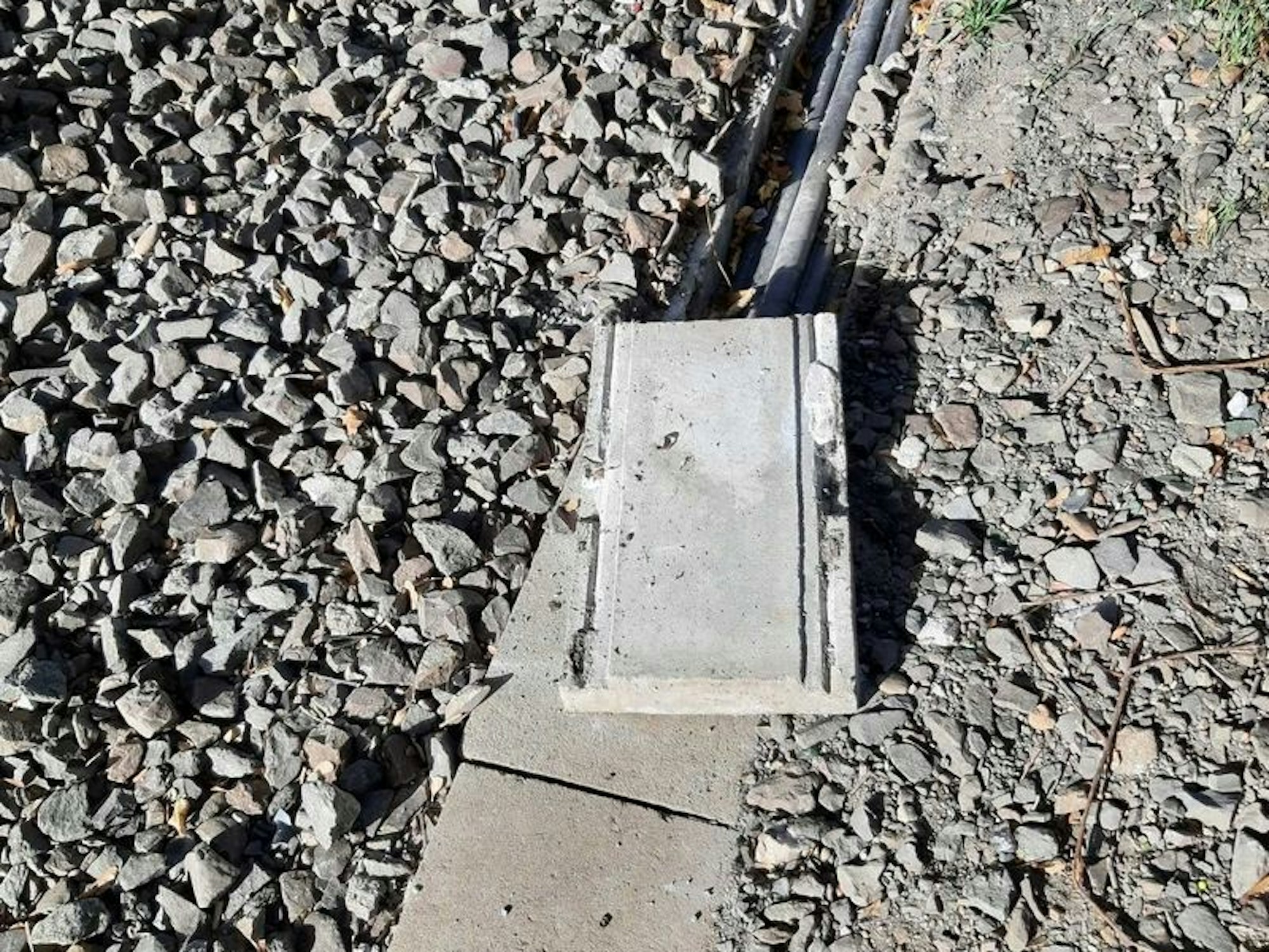 Eine Betonplatte liegt im Gleisbett