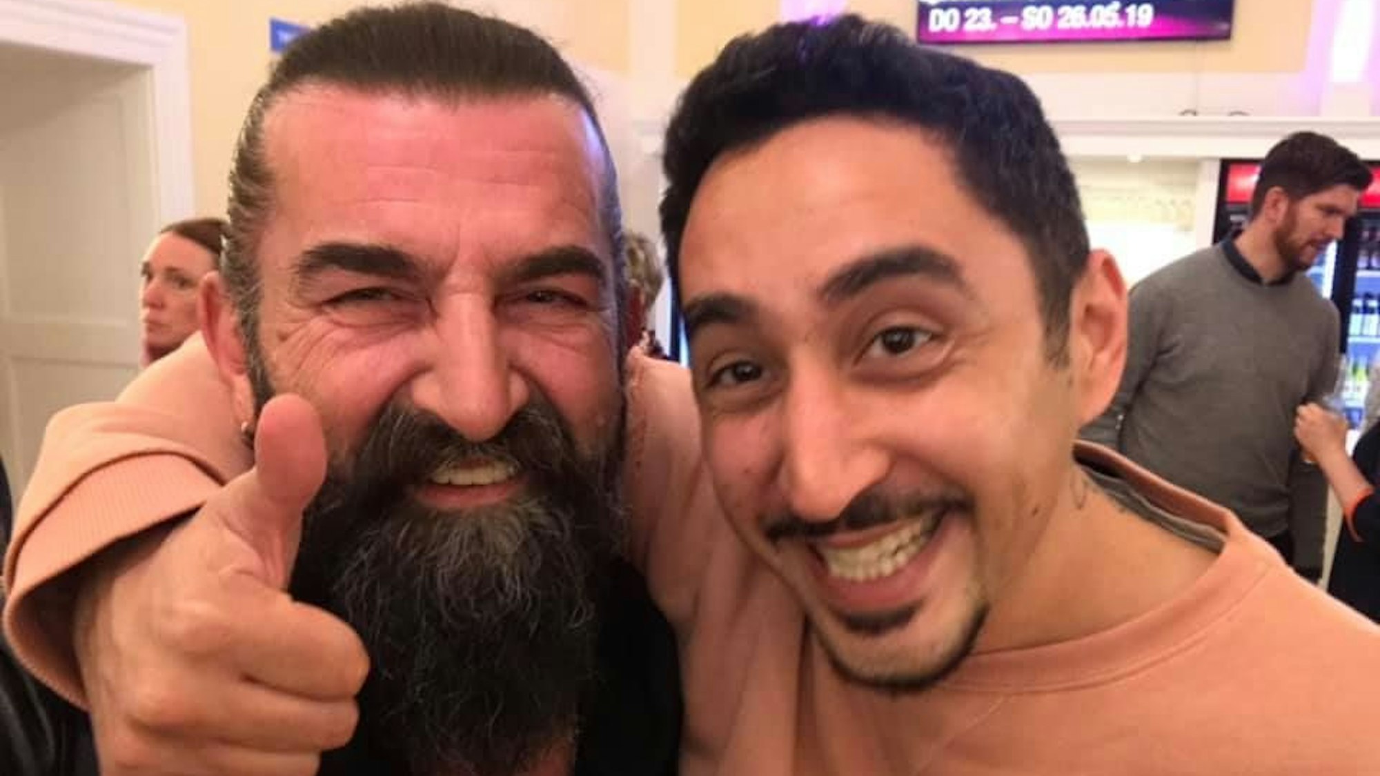 Der Kölner Restaurantbesitzer Kazim Demirbas – hier mit Eko Fresh (Archivfoto)