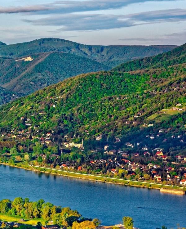 Blick auf das Donauknie in Ungarn, rund 30 km nördlich der Hauptstadt Budapest.